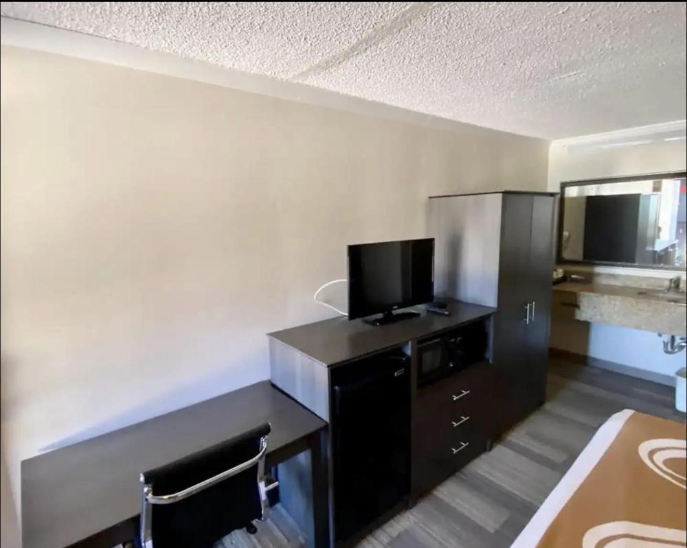 Deluxe King Room interior